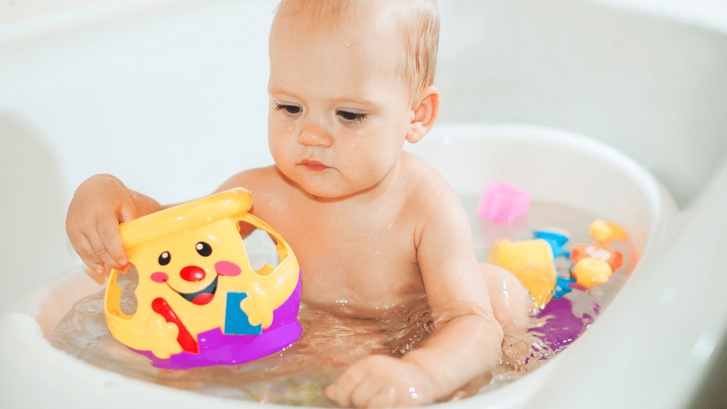 Como higienizar brinquedos de banho corretamente para evitar o mofo preto