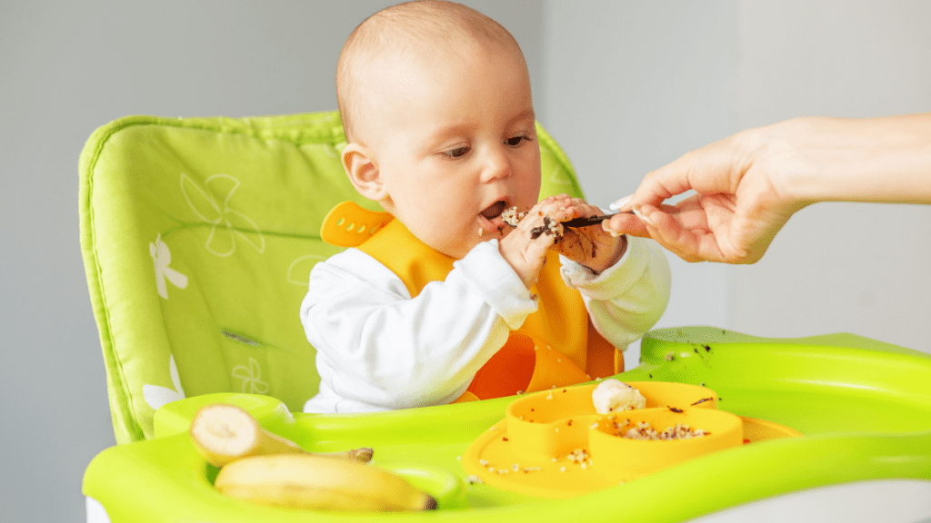 bebê comendo panqueca de banana sem açúcar