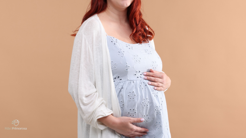 gestante vestida com uma roupa de maternidade confortável